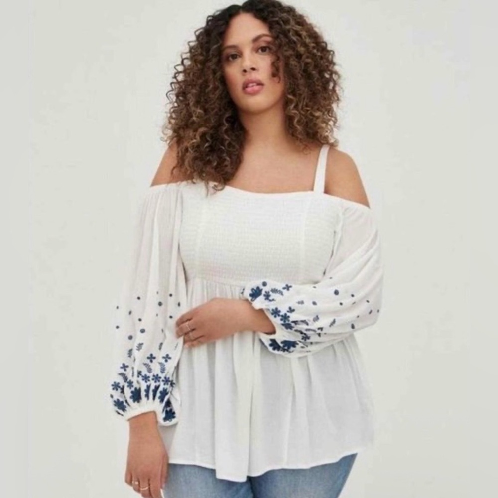 Torrid White Blouse with Blue Embroidery 🤍💎